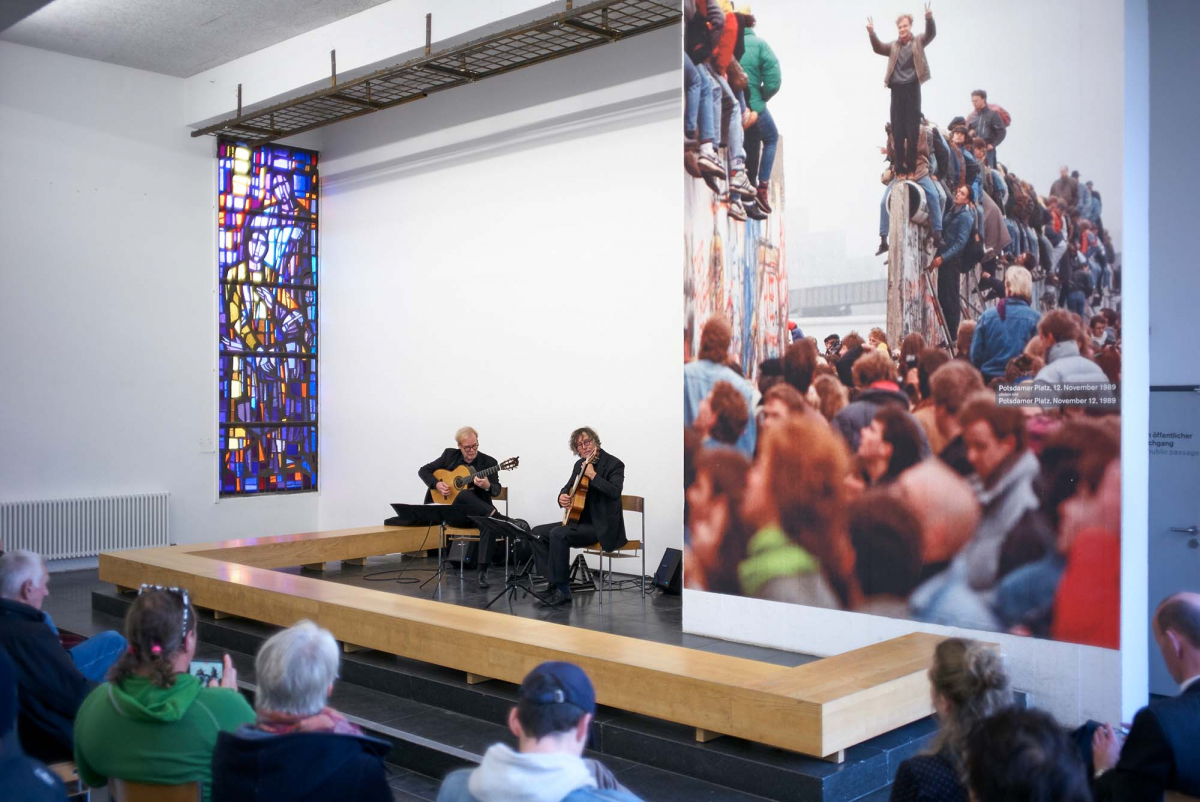 Essener Gitarrenduo spielt in der Gedenkstätte Berliner Mauer
